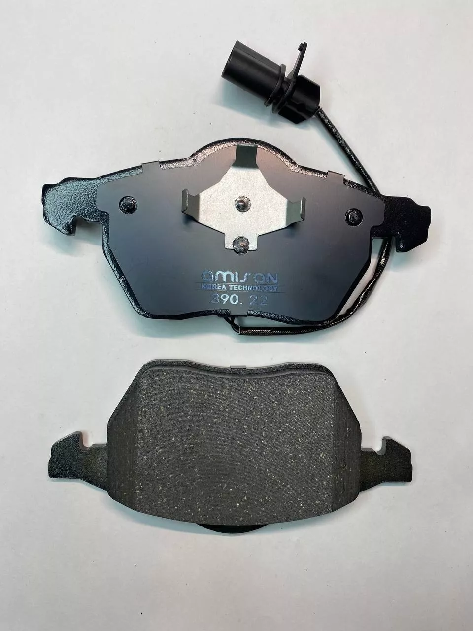 Колодки Amisan передние Audi A4, A6(2.0,2.4,2.6,2.8) VW Passat B5(2.0,2.3,2.4)
