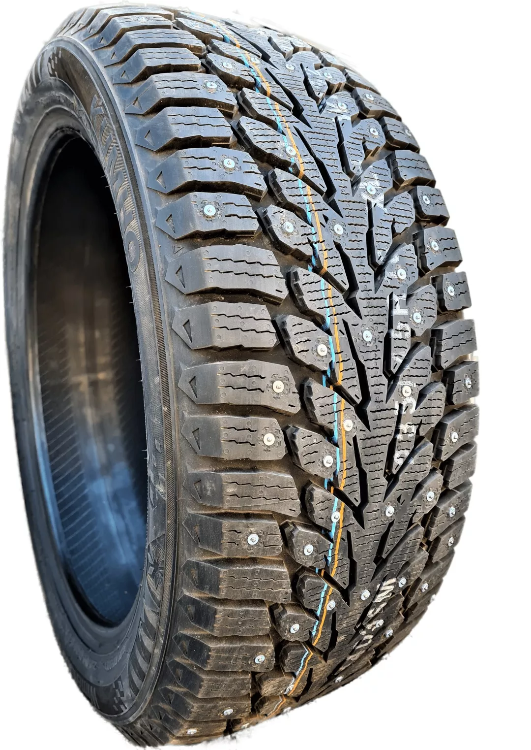 Kumho WI32 255/40 R19 100T с шипами